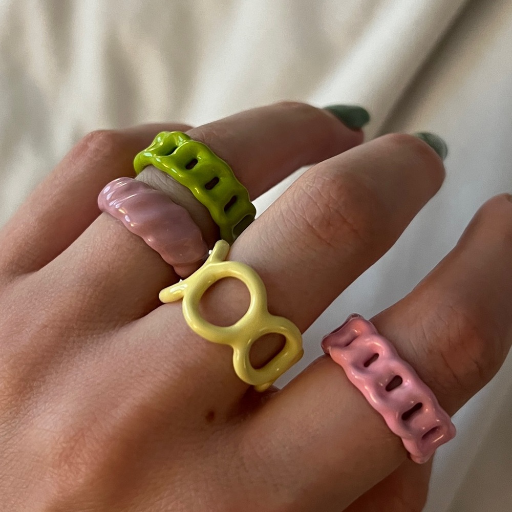 ✨Mega Bundle✨ Colourful Funky Acrylic Rings - Picture 3 of 5